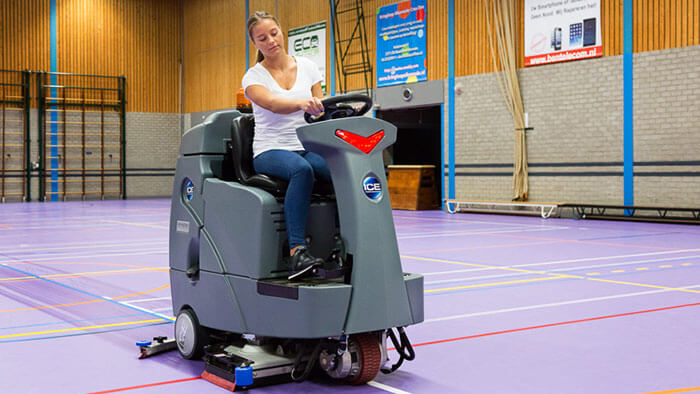 schoonmaakmachine sporthal